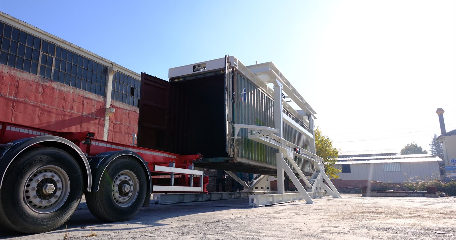 Tam otomatik konteyner boşaltma ve doldurma platformu