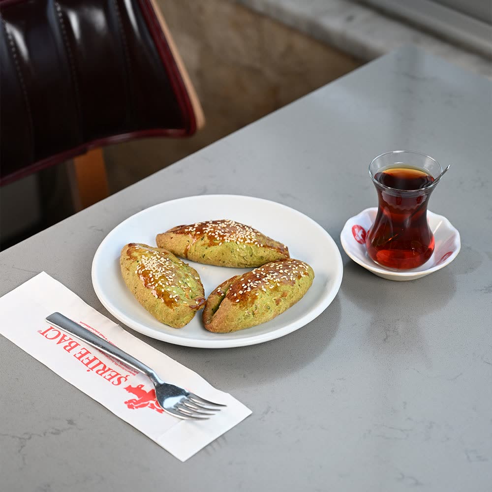 Servis öncesi hazırlanan Şerife Bacı tabakları