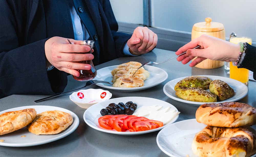 Çay ve poğaça detayı